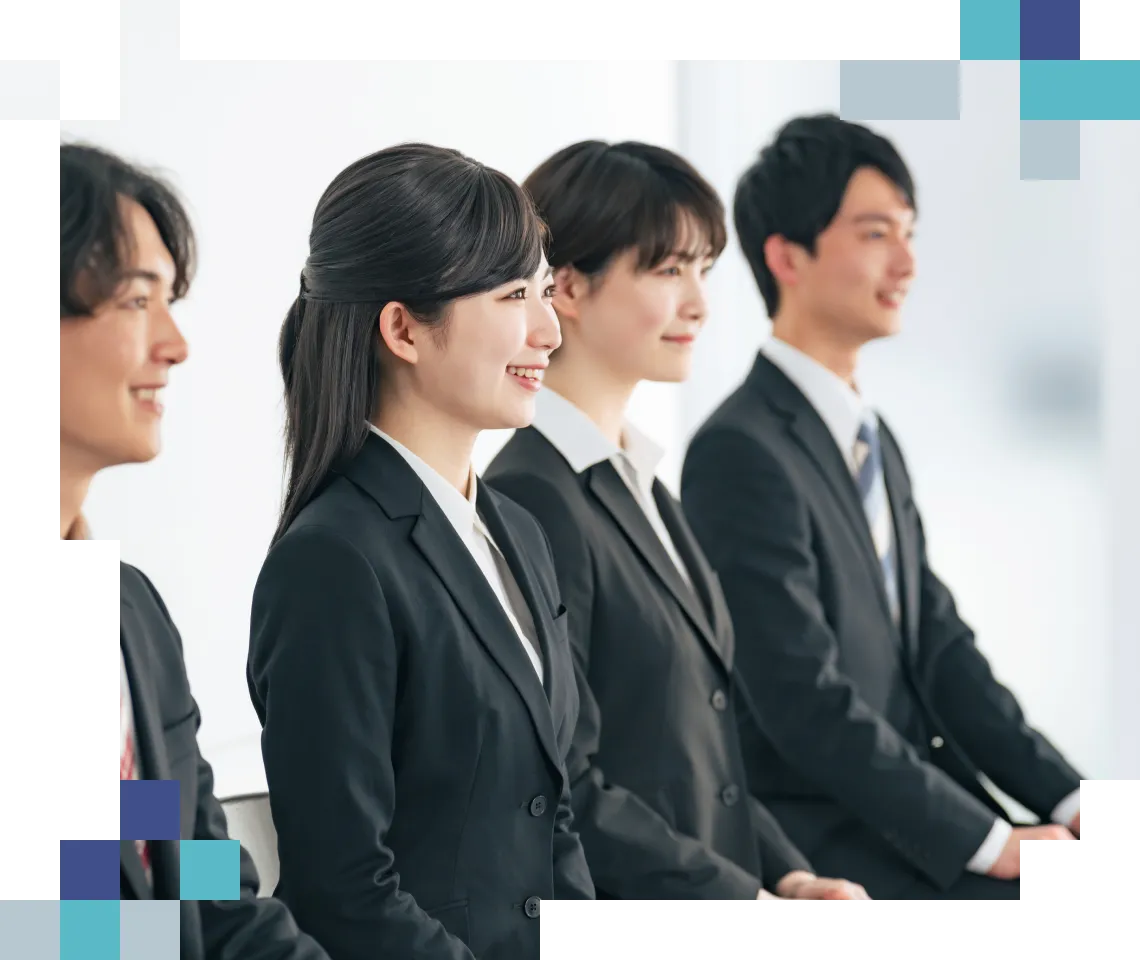 ビジネスパーソンのグループが一列に座っている様子