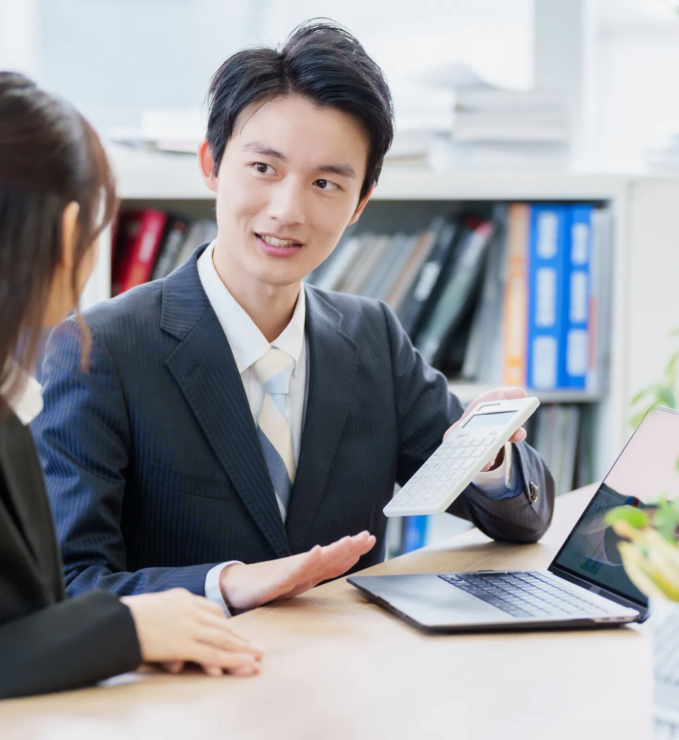 男性と女性が一緒にいるシーンを描いた画像です。二人は親しげに会話を交わしています。