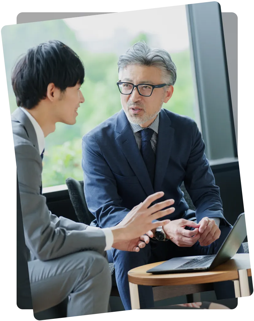 スーツを着た二人の男性が互いに話し合っている様子