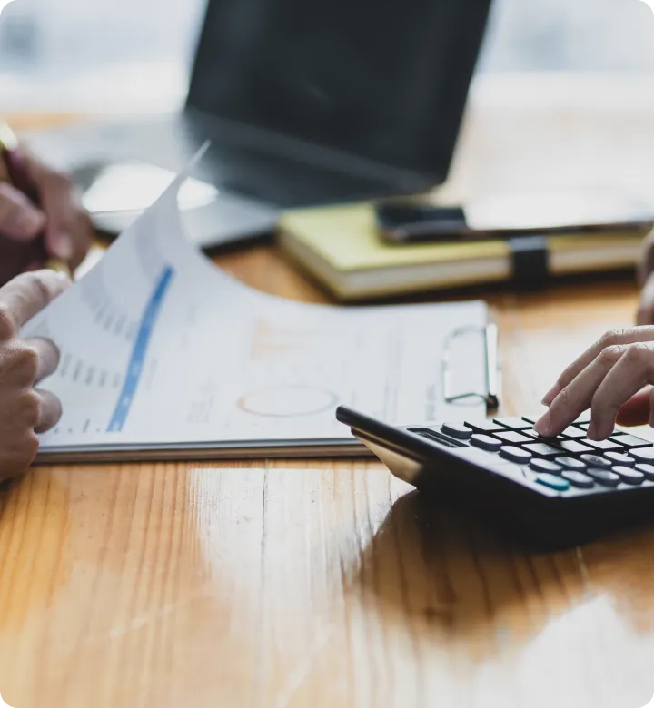 ビジネスに適した会計ソフトウェアの選び方を示す画像。機能や価格を比較するポイントが強調されています