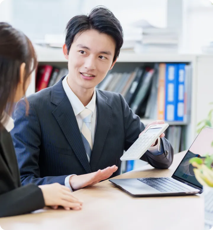 男性と女性がテーブルに座っている様子