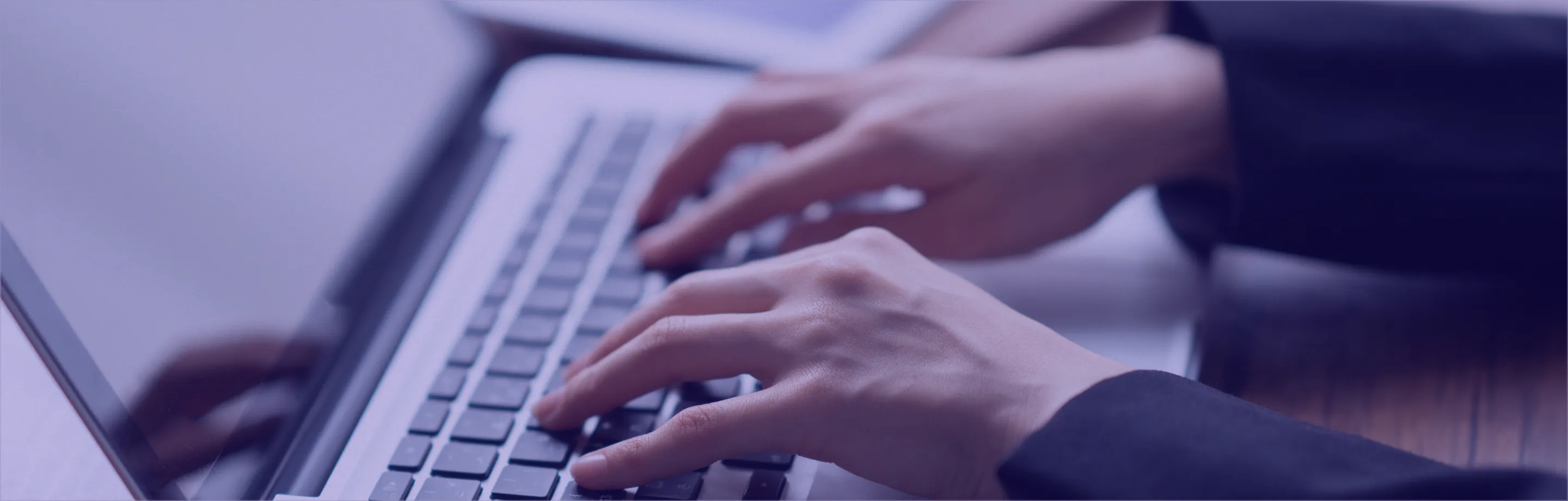 ノートパソコンを使っている人がタイピングしている様子