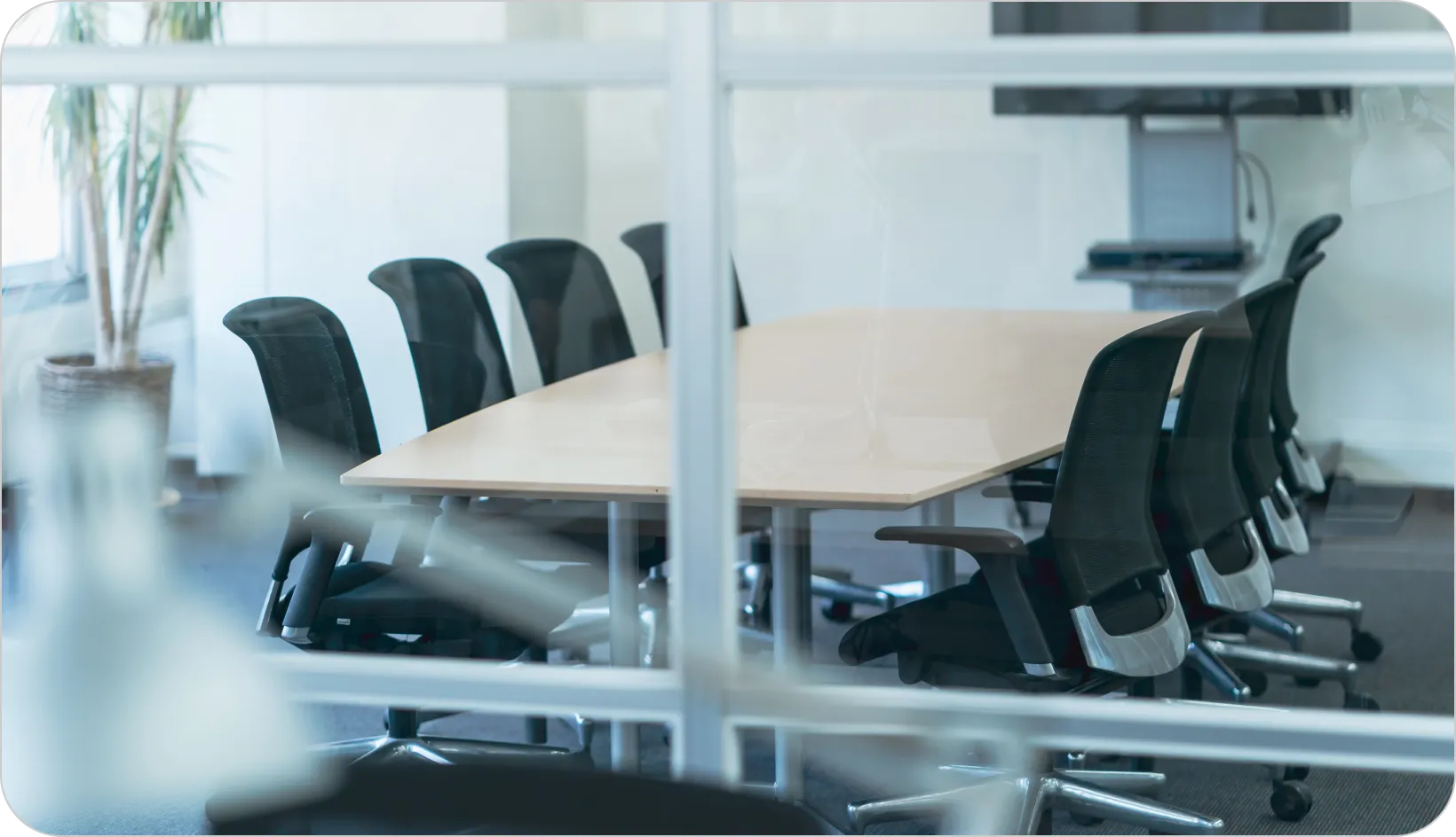 会議室にはテーブルと椅子が配置されており、ビジネスミーティングに適した環境が整っています。