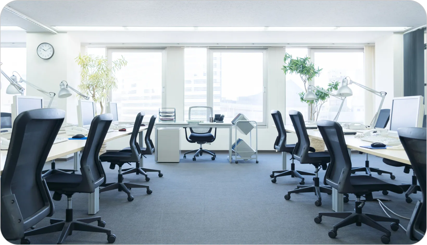 多くの椅子と机が配置されたオフィスの内部の様子