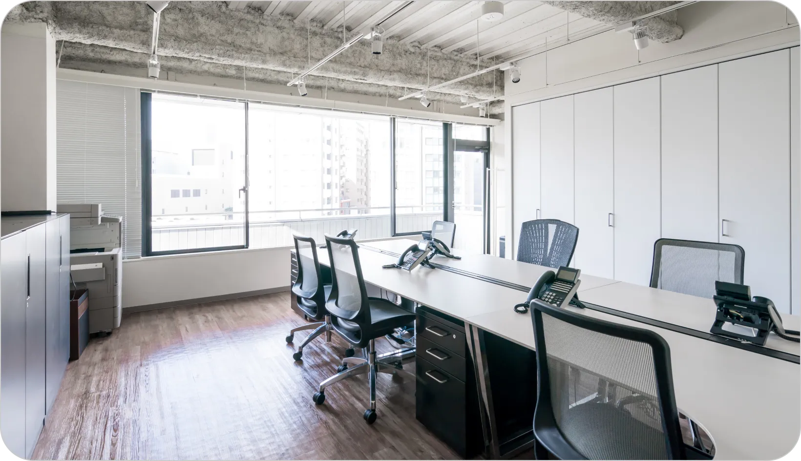 窓からの光が差し込む会議室