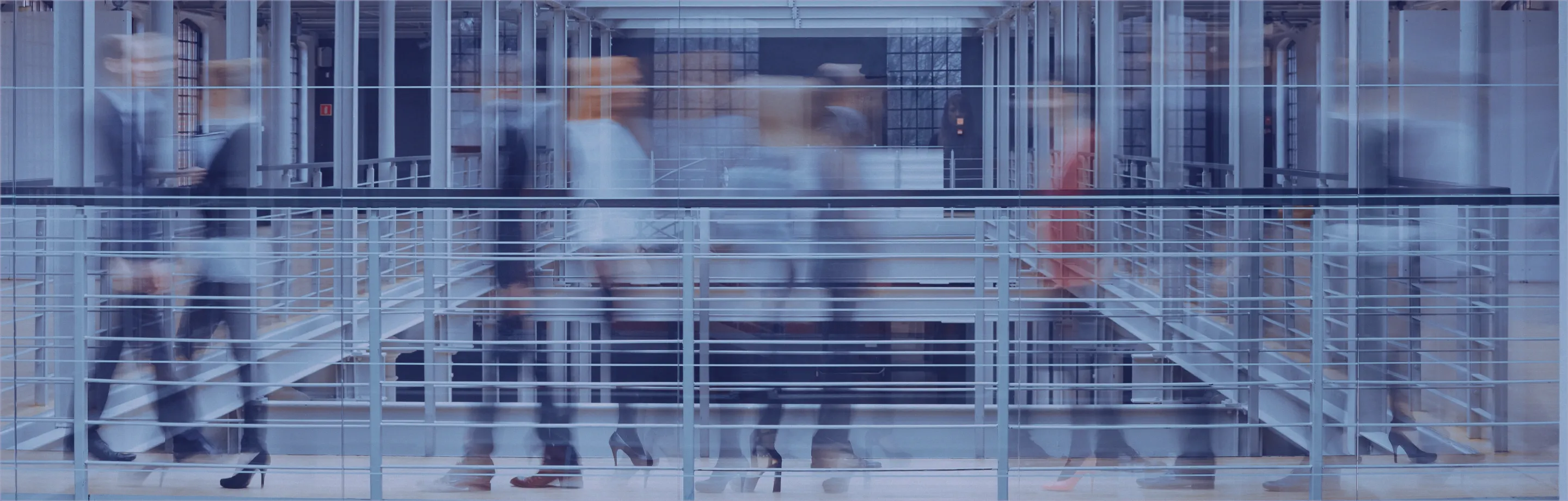  三人がテーブルに座り、各自のノートパソコンを使っている様子