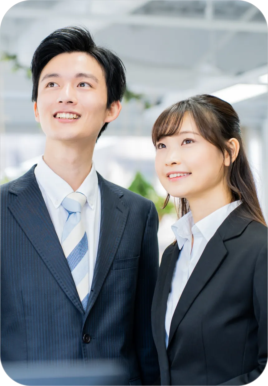 男性と女性がビジネススタイルの服装で並んでいる様子