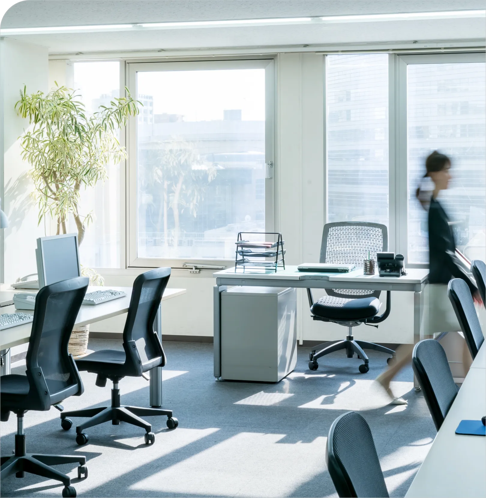 オフィス内を歩行する女性のシーン